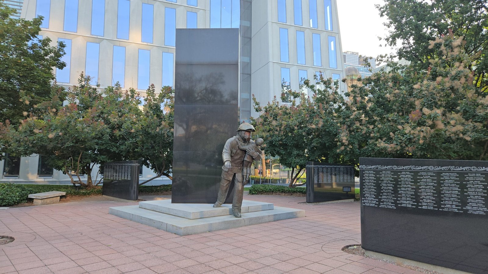 Ontario Fire Fighter Memorial é um Tributo aos Heróis de Toronto